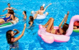 Come preparare il terreno per una piscina fuori terra: prato, sabbia o cemento?