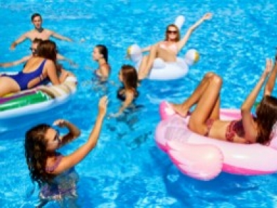 Divertimento e relax in piscina con i gonfiabili